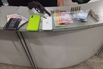 pmce-prende-mulher-com-revolver-e-droga-no-bairro-presidente-kennedy,-em-fortaleza