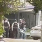 tenente-coronel-suspeito-de-matar-esposa-recebe-abraco-de-pm-em-presidio;-veja