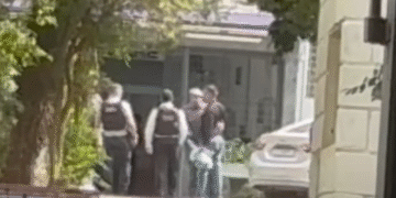 tenente-coronel-suspeito-de-matar-esposa-recebe-abraco-de-pm-em-presidio;-veja