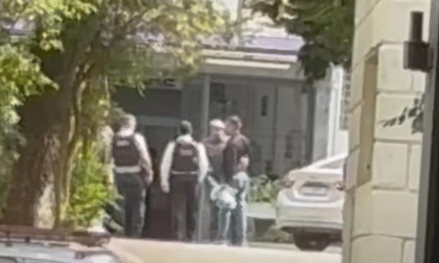 tenente-coronel-suspeito-de-matar-esposa-recebe-abraco-de-pm-em-presidio;-veja