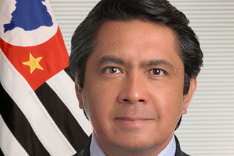 senador-tenta-fugir-de-abordagem-policial-com-carro-irregular;-veja-video