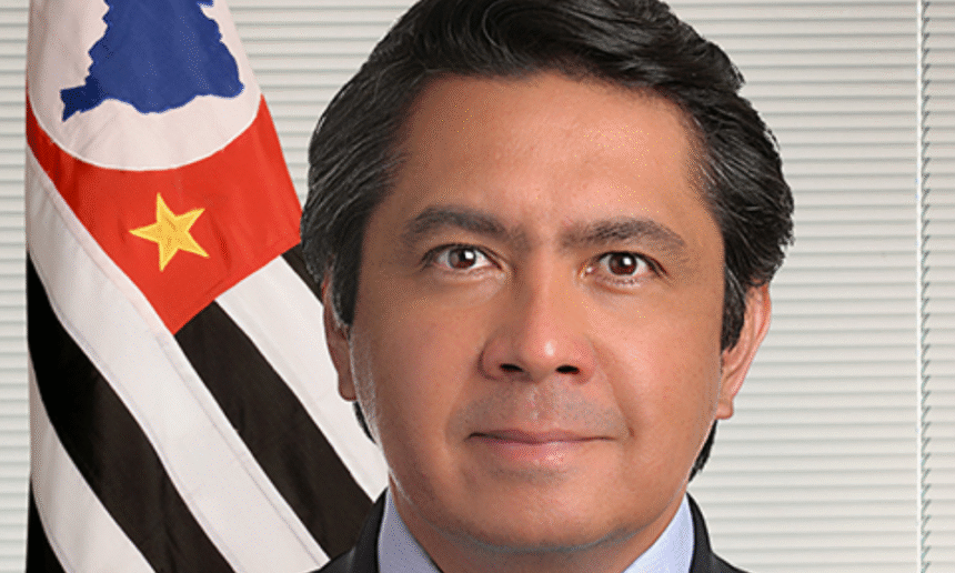 senador-tenta-fugir-de-abordagem-policial-com-carro-irregular;-veja-video