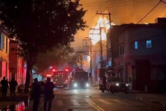 combate-a-incendio-em-fabrica-no-bras-ja-dura-16h;-nao-ha-vitimas