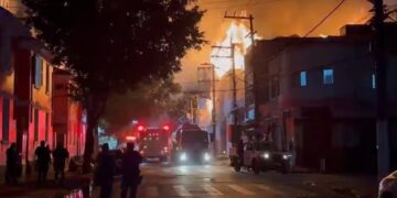 combate-a-incendio-em-fabrica-no-bras-ja-dura-16h;-nao-ha-vitimas