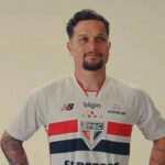 artur-exalta-companheiros-e-torcida-na-chegada-ao-sao-paulo-e-faz-1o-treino