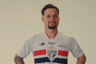 artur-exalta-companheiros-e-torcida-na-chegada-ao-sao-paulo-e-faz-1o-treino