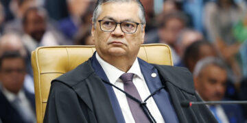 Blogueiro acusado de perseguir Dino fica em silêncio durante depoimento à PF