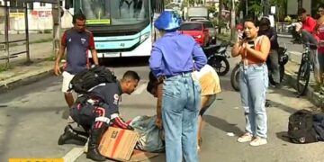 Mulher é derrubada de moto em acidente em Fortaleza, e motorista foge sem prestar assistência