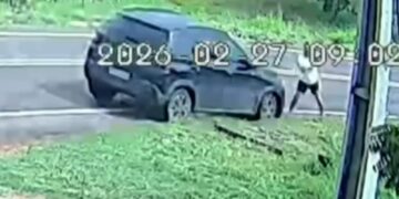 Motorista trafega pelo acostamento e atropela mulher em rodovia no Ceará; imagem é forte