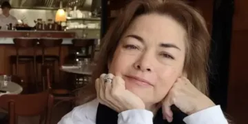 A mulher que perdeu 30 cm de altura após diagnóstico de doença rara