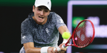 João Fonseca luta, mas perde para Sinner, nº 2 do mundo, em Indian Wells